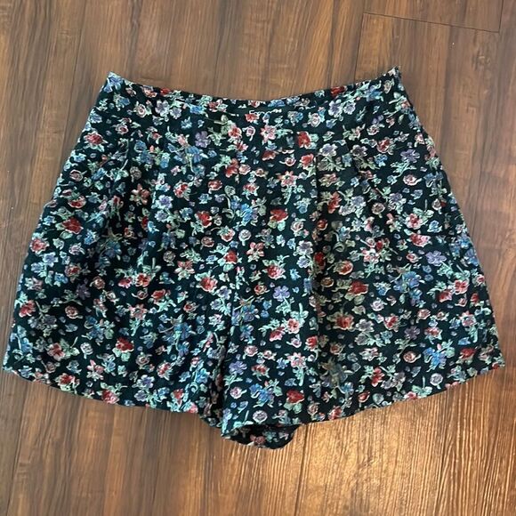 Floral Women's Shorts - Flowey Shorts - Cute Summer Zip in Back - Size Small - Picture 1 of 3